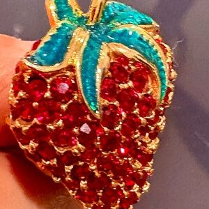 Crystal Strawberry Brooch w Gold Metal
Vibrant Glitz/ New  Gorgeous!! 1”